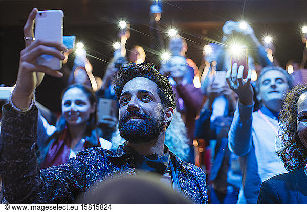 Publikum mit Smartphone-Taschenlampen