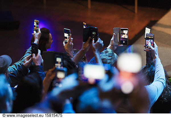 Publikum mit Smartphones bei der Videokonferenz