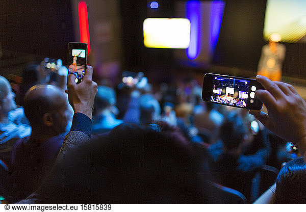 Publikum mit Smartphones bei der Videokonferenz