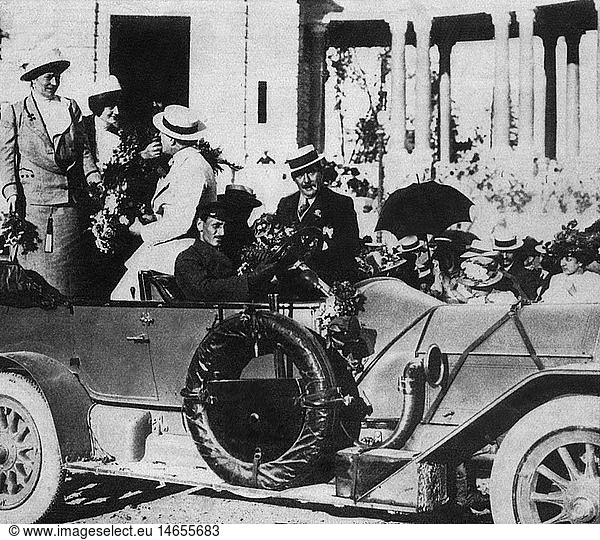 Puccini  Giacomo  22.12.1858 - 29.11.1924  ital. Komponist (rechts neben dem Fahrer)  mit Freunden bei einem Ausflug  um 1900