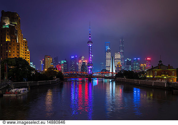 Pudong-Skyline und Waibaidu-Brücke über den Huangpu-Fluss bei Nacht  Shanghai  China