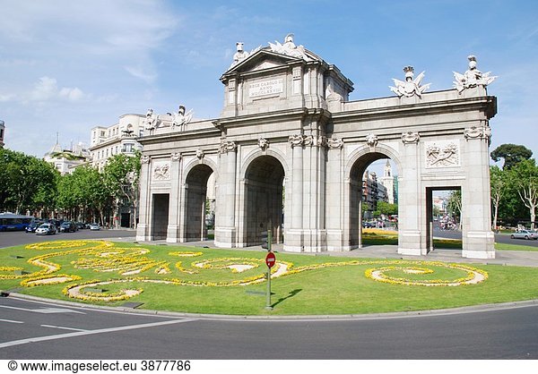 Puerta de Alcal?  Independencia Square. Madrid  Spain.