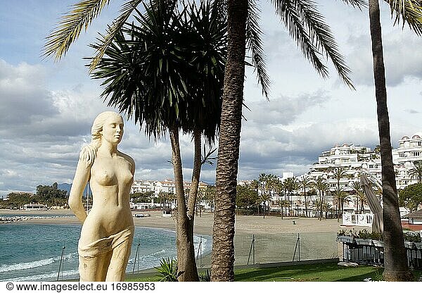 Puerto Ban?s (Marbella) Spanien. Skulptur an einem der Strände neben dem Yachthafen Jos? Ban?s Jachthafen in Marbella.
