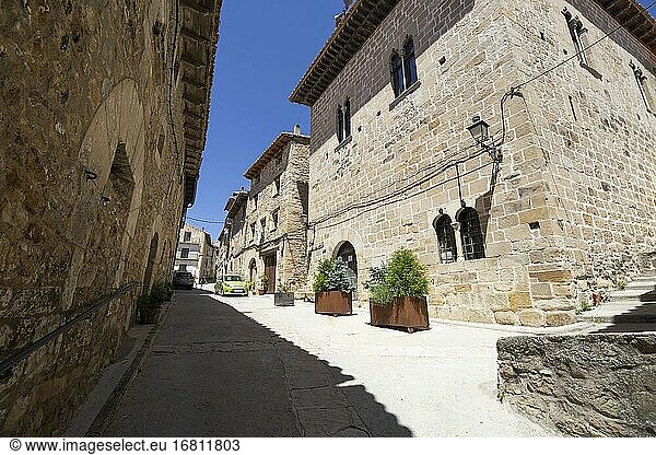 Puertomingalvo ist eines der schönsten Dörfer Spaniens im Juli 2020. Mittelalterliche Paläste in der Hauptstraße.
