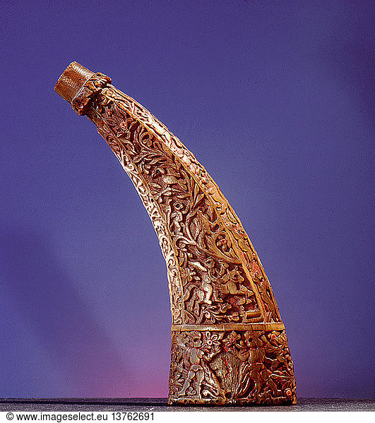Pulverhorn  geschnitzt mit aztekischen Motiven und Göttern sowie einem spanischen Schiff  Mexiko. Azteke. 16. Jh.