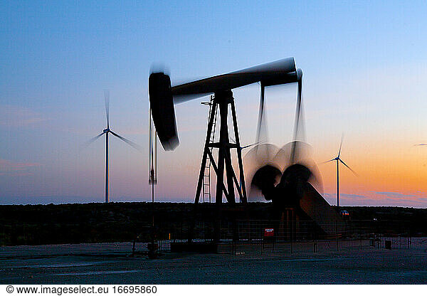 Pumpenheber in Bewegung in einem Windpark in Ft. Davis  Texas