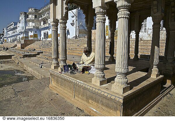 Pushkar  an den Ghats  shanti shanti Atmosphäre  die zum Beten  Lesen und Meditieren einlädt. indien.