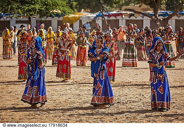 PUSHKAR  INDIA  NOVEMBER 21  2012: Unidentified Rajasthani girls in traditional outfits dancing at annual camel fair Pushkar Mela in Pushkar  Rajasthan  India  Asia
