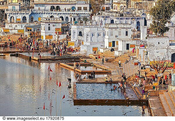PUSHKAR  INDIEN  20. NOVEMBER 2012: Hinduistische Pilger baden im heiligen Puskhar-See (Sagar) an den Ghats von Pushkar  Rajasthan  Indien. Pushkar ist eine heilige Stadt für Hinduisten und berühmt für viele Hindu-Tempel