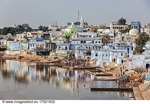 PUSHKAR  INDIEN  20. NOVEMBER 2012: Hinduistische Pilger baden im heiligen Puskhar-See (Sagar) an den Ghats von Pushkar  Rajasthan  Indien. Pushkar ist eine heilige Stadt für Hinduisten und berühmt für viele Hindu-Tempel
