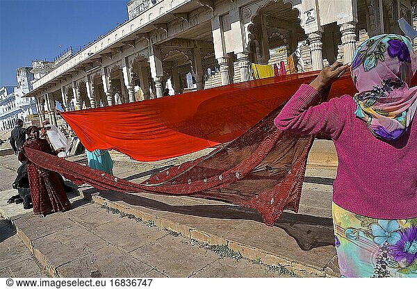 Pushkar  Shanti-Shanti-Stimmung an den Ghats  Trocknen der Saris. Indien.
