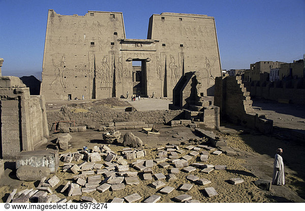 Pylon  Tempel des Horus  Edfu  Ägypten  Nordafrika  Afrika