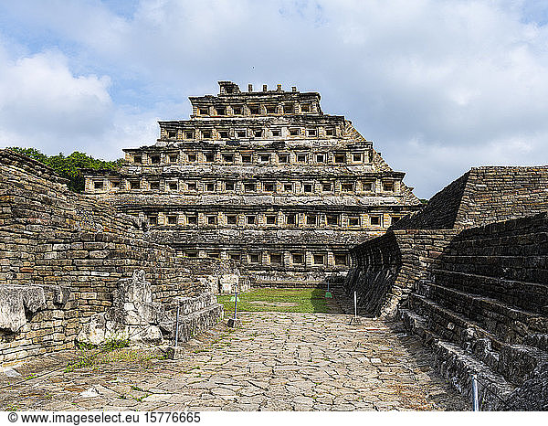 Pyramide der Nischen  präkolumbianische Ausgrabungsstätte von El Tajin  UNESCO-Weltkulturerbe  Veracruz  Mexiko  Nordamerika