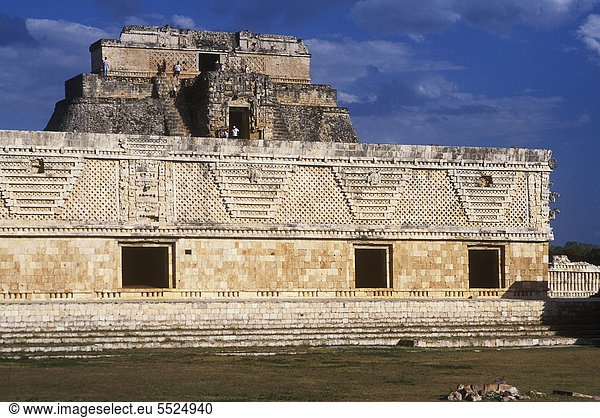 Pyramide des Wahrsagers und Viereck der Nonnen  Maya-Puuc Ruinen von Uxmal  Yucatan  Mexiko  Nordamerika