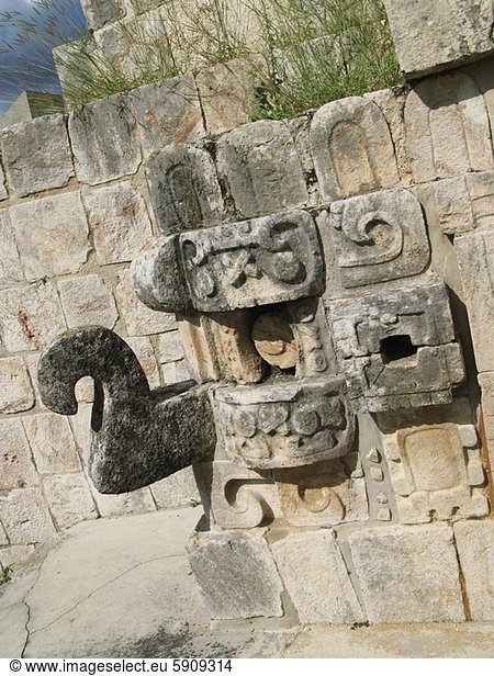 Pyramide des Zauberers  Piramide del Adivino  Stein  Wand  Statue  Mexiko  schnitzen  Uxmal  Yucatan
