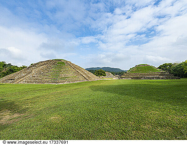 Pyramiden in der Graslandschaft der archäologischen Stätte El Tajin  Veracruz  Mexiko