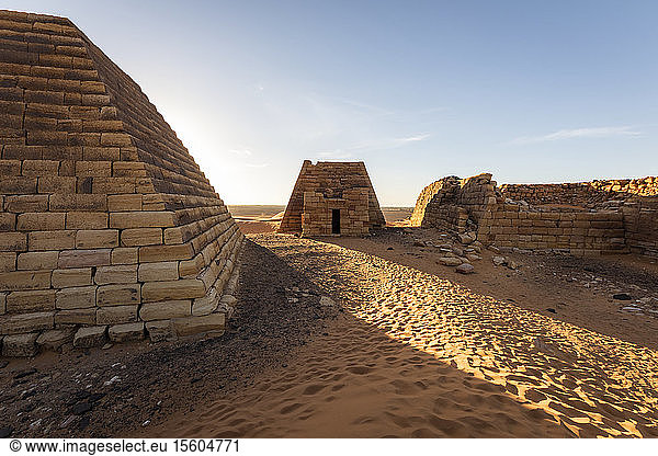 Pyramiden und rekonstruierte Kapelle auf dem Nordfriedhof von Begarawiyah der 41 königliche Pyramiden der Monarchen enthält die zwischen 250 v. Chr. und 320 n. Chr. das Königreich Kusch regierten; Meroe Nordstaat Sudan