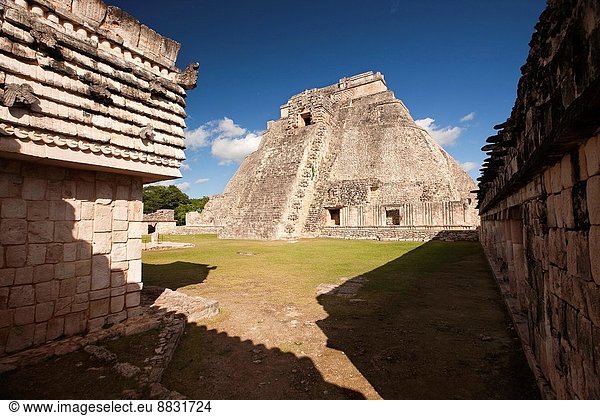 pyramidenförmig  Pyramide  Pyramiden  Großstadt  Ausgrabungsstätte  Nordamerika  Mexiko  Maya  Zauberer  Pyramide  Uxmal