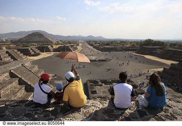 pyramidenförmig  Pyramide  Pyramiden  hoch  oben  Mond  Mexiko  Ansicht  vorwärts  Allee  Pyramide