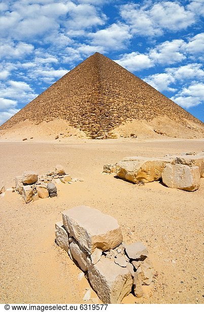 pyramidenförmig  Pyramide  Pyramiden  Nordafrika  rot  UNESCO-Welterbe  Afrika  Ägypten  Pyramide