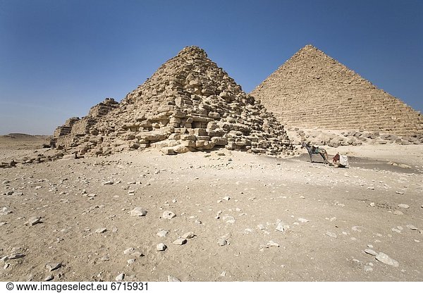 pyramidenförmig  Pyramide  Pyramiden  Wüste