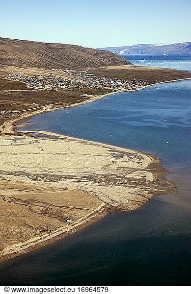 Qaanaaq. Früher und auch heute noch im Volksmund als Thule oder Neu-Thule bekannt  ist der Hauptort im nördlichen Teil der Gemeinde Avannaata im Nordwesten Grönlands. Sie ist eine der nördlichsten Städte der Welt. Die Einwohner von Qaanaaq sprechen die lokale Inuktun-Sprache  viele sprechen auch Kalaallisut und Dänisch. Die Stadt hat 646 Einwohner (Stand: 2020).