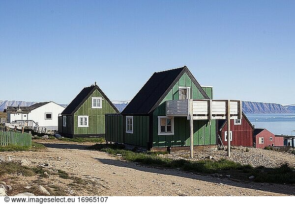 Qaanaq. Früher und auch heute noch im Volksmund als Thule oder New Thule bekannt  ist der Hauptort im nördlichen Teil der Gemeinde Avannaata im Nordwesten Grönlands. Sie ist eine der nördlichsten Städte der Welt. Die Einwohner von Qaanaaq sprechen die lokale Inuktun-Sprache  viele sprechen auch Kalaallisut und Dänisch. Die Stadt hat 646 Einwohner (Stand: 2020).