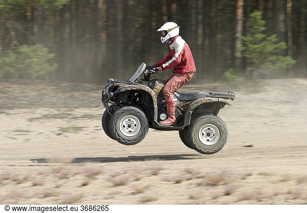 Quad im Sprung bei Rallye Berlin-Breslau
