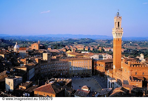 Quadrat  Quadrate  quadratisch  quadratisches  quadratischer  Ansicht  Platz  Italien  Siena  Toskana