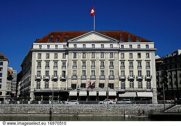 Quai des Bergues entlang der Rhone  historisches Fünf-Sterne-Luxushotel Four Seasons Hotel des Bergues Genf  Genf  Schweiz  Europa