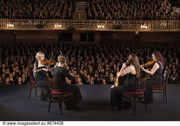 Quartett auf der Bühne im Theater