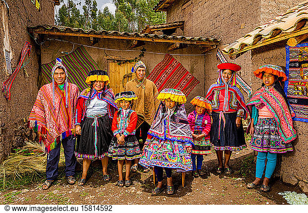 Quechua-Familie des Präsidenten der Gemeinde Amaru  Heiliges Tal  Peru  Südamerika