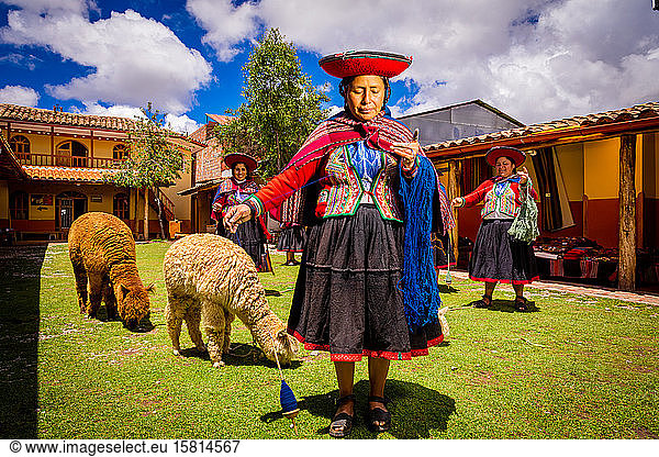 Quechua-Frauen der Chincheros-Gemeinschaft  Heiliges Tal  Peru  Südamerika