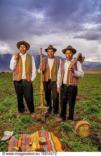 Quechua-Männer der Gemeinschaft Misminay  Heiliges Tal  Peru  Südamerika