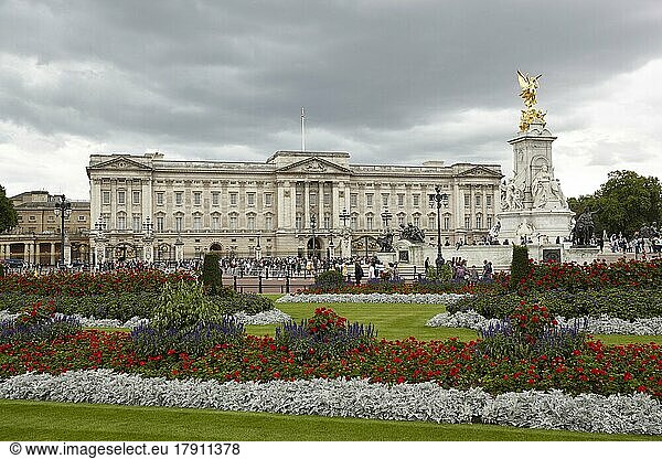 Queen Victoria Memorial in front of Buckingham Palace  London  England  United Kingdom  Europe