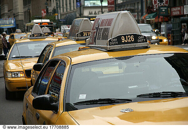 Queue Of Yellow Taxis Outside Penn Station  Midtown Manhattan; New York City  New York  Vereinigte Staaten Von Amerika
