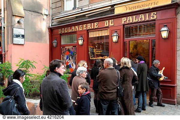 Queue outside the Boulangerie du Palais bakery  Lyon  Rhône  Rhône-Alpes  France