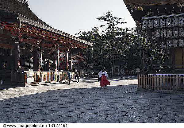 Rückansicht einer Frau auf dem Weg zum Heiligtum von Yasaka