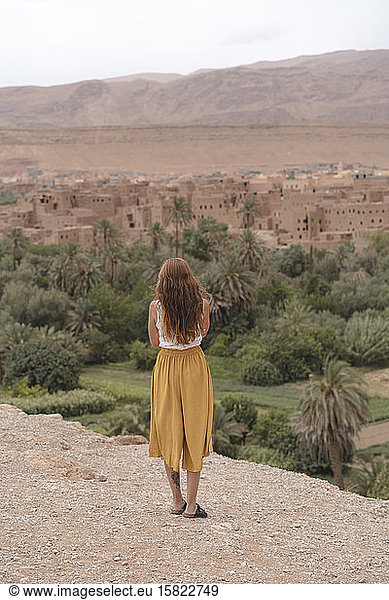 Rückansicht einer jungen Frau mit Blick auf die Stadt  Ouarzazate  Marokko