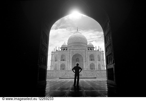 Rückansicht eines im Torbogen stehenden Mannes in der Nähe des Taj Mahal  Agra  Indien.