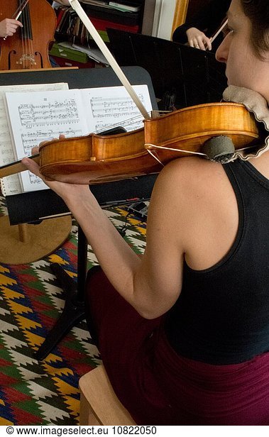 Rückansicht Frau üben Faden jung spielen Saite Geige