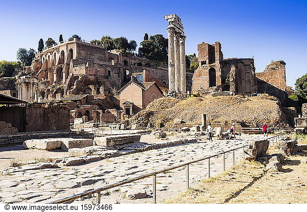 Römerstraße  Kastor- und Pollux-Tempel  dahinter der Palatinhügel  Römisches Forum  UNESCO-Weltkulturerbe  Rom  Latium  Italien  Europa