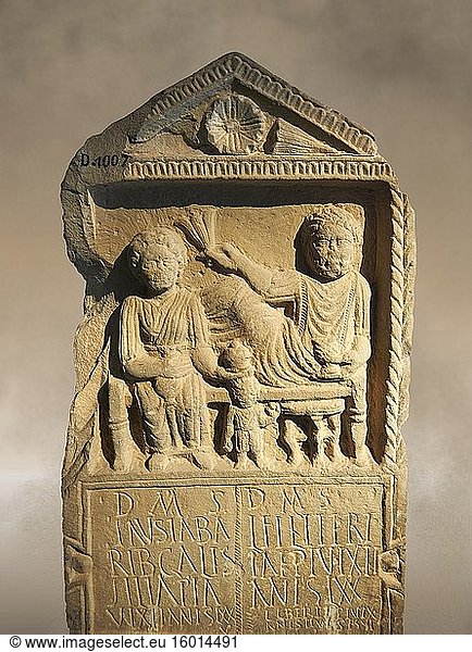 Römisch-christliche Begräbnisstele aus dem zweiten Jahrhundert für 3 Tote aus Africa Proconsularis. Die Stele stellt die Verstorbenen dar: Fausata  der im Alter von 75 Jahren starb  ein Mann  der im Alter von 70 Jahren starb und ein Kind  das im Alter von 2 Jahren und 6 Monaten starb. Aus der ersten Hälfte des zweiten Jahrhunderts n. Chr. aus der Region von Bou Arada im heutigen Tunesien. Das Bardo-Nationalmuseum  Tunis  Tunesien.