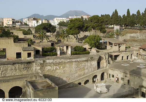 Römische Ausgrabung und Vesuv  Herkulaneum  Ercolano  Neapel  Kampanien  Italien  Europa