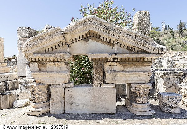 Römische Überreste in der Ausgrabungsstätte Eleusis  Griechenland  Europa