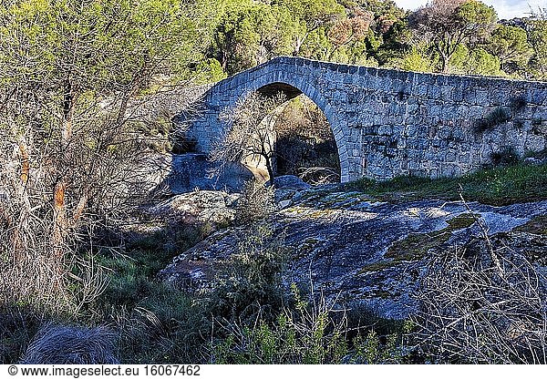 Römische Brücke über den Fluss Becedas in Cebreros. Avila. Spanien. Europa.