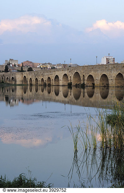 Römische Brücke über den Guadiana Fluss  historische Ruta de la Plata Route  Merida  Provinz Badajoz  Spanien  Europa