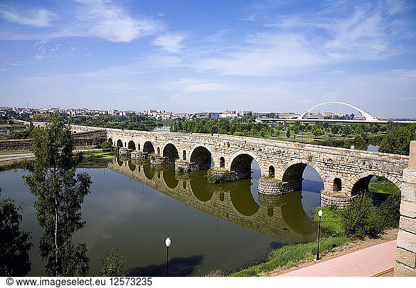 Römische Brücke über den Guadiana-Fluss  Merida  Spanien  2007. Künstler: Samuel Magal