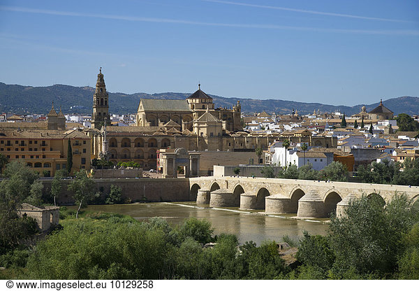 Römische Brücke über den Rio Guadalquivir mit der Mezquita  Cordoba  Andalusien  Spanien  Europa