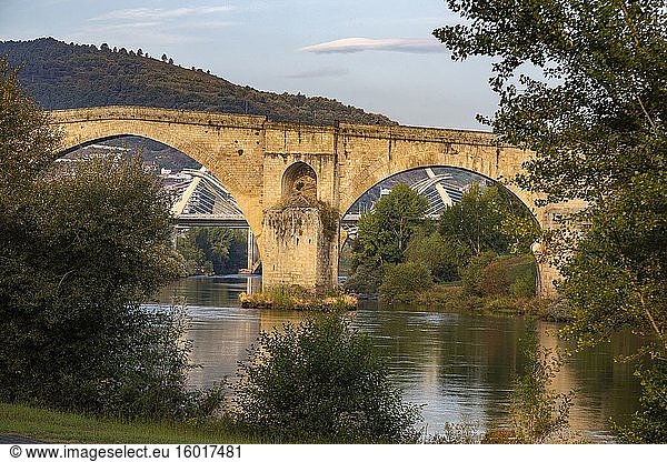 Römische Brücke in Ourense (Galicien  Spanien)  über den Fluss Mi?o und die Millenium-Brücke im Hintergrund.